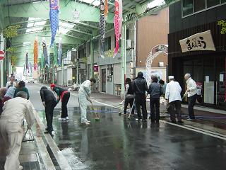 市民による自主的な清掃活動(本町商店街)