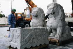 1995年3月友好都市1周年を記念して琿春市から境港市へ石獅子が贈呈されました。