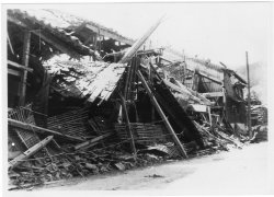 爆風で倒壊した岡空酒造倉庫