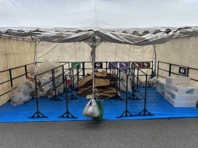 開会から13時までのごみ集積所の様子（左端がリサイクルできない「ゴミ」）