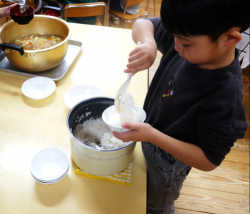 温かいご飯を園で提供