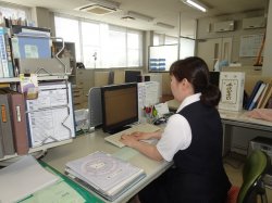 伝票を作成中の同社スタッフ