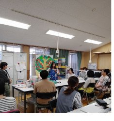 保育能力向上のための研修に励む皆さん　保育園の事務室