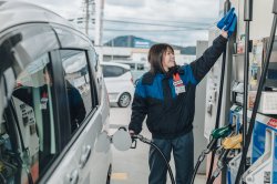 ガソリンを給油中の女性社員